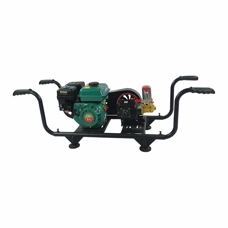 Benzinellátó permetezőgép